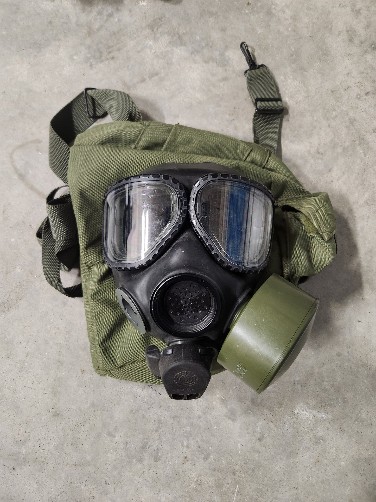 Medium M40 Gas Mask with Bag